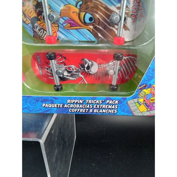 Hot Wheels Skate Rippin’ Tricks Pack Tony Hawk Mini Fingerboards & Accessories S - Picture 2 of 4